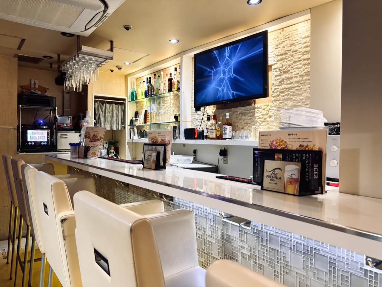 Counter seats with a white bar counter